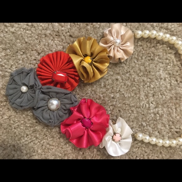 Silk and pearl statement necklace - Picture 2 of 2